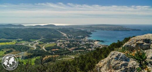 Auf dem Sa Bruta Felsen. Im Hintergrund Peguera