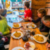 Riesenpaella zum Abendessen und handgemachte Musik