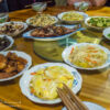 Abendessen und Spiele in Yunhe, Lishui, Zhejiang, China Reisfelder bei Juhne, Yunhe, Lishui, Zhejiang, China