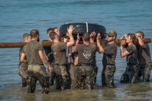 Photo by Alexander Schimmeck • Niederländische Soldaten beim Konditionstraining • Egmond aan Zee, Noord-Holland - Niederlande • GPS 52°37'45.1647" N 4°37'12.5755" E • alschim.de Niederländische Soldaten beim Konditionstraining