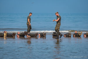 Photo by Alexander Schimmeck • Niederländische Soldaten beim Konditionstraining • Egmond aan Zee, Noord-Holland - Niederlande • GPS 52°37'45.1647" N 4°37'12.5755" E • alschim.de Niederländische Soldaten beim Konditionstraining